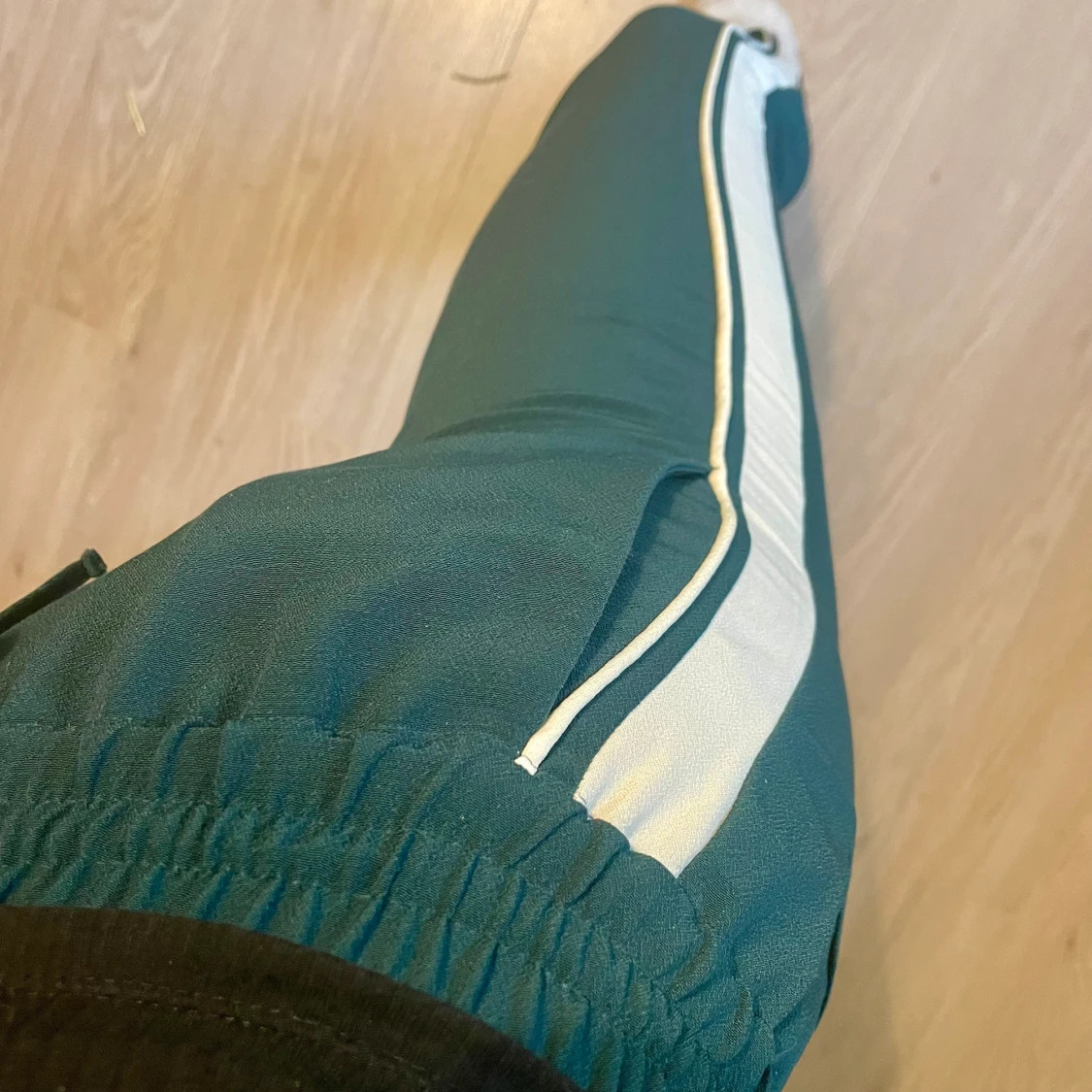 Mörkgröna byxor från Monki - 91