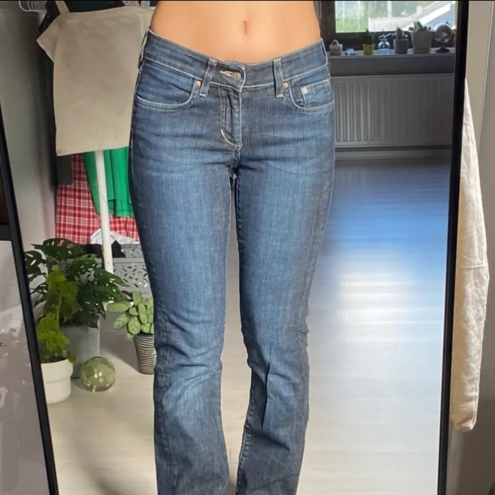 Skitsnygga Lågmidjade jeans. Relativt raka med bootcut, w26 men skulle säga mer som 28. Dessa är i den perfekta mörkare jeansfärgen som är omöjlig att hitta. Enda faulten är ett litet hål på vänsterbenet (bild 3), men det syns knappt med byxorna väl på!. Jeans & Byxor.