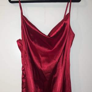 Röd klänning i storlek Xs❤️ Sitter så så fint och perfekt till fest✨  Kan tänka mig att gå ner i pris på det mesta jag säljer så Kolla gärna in mina andra annonser ✨