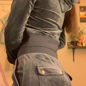 Marinblått Juicy couture sett - Tröja 800 då den är oanvänd, byxan 700 använd få gånger. Byten är även också intressant