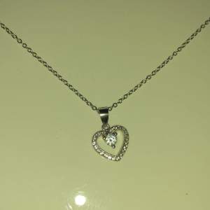  En äkta silver halsband  med ett hjärta 