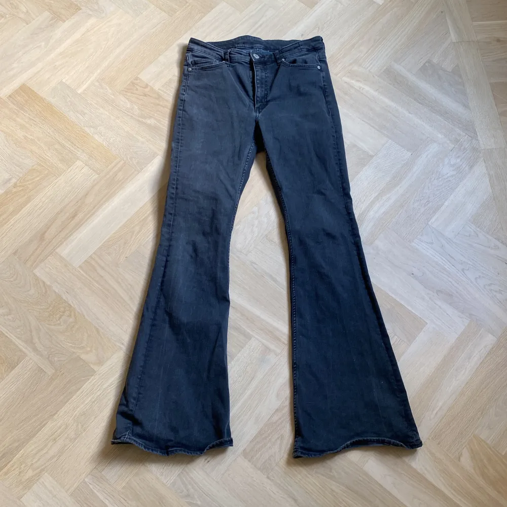 Svarta utsvängda jeans från Cheap Monday. Jeans & Byxor.