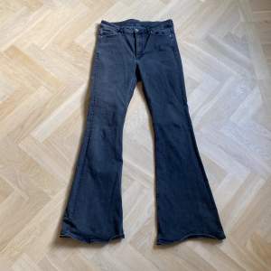 Svarta utsvängda jeans från Cheap Monday