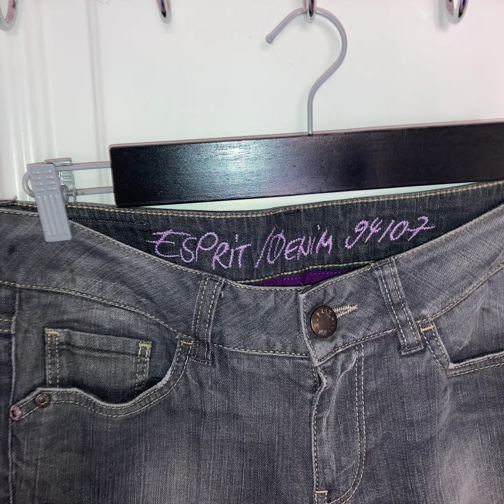 Lågmidjade, gråa, tajta bootcut jeans, original från tidigt 00-tal. Väldigt bra skick, tajta men stretchigt material, lila detaljer. . Farkut & Housut.