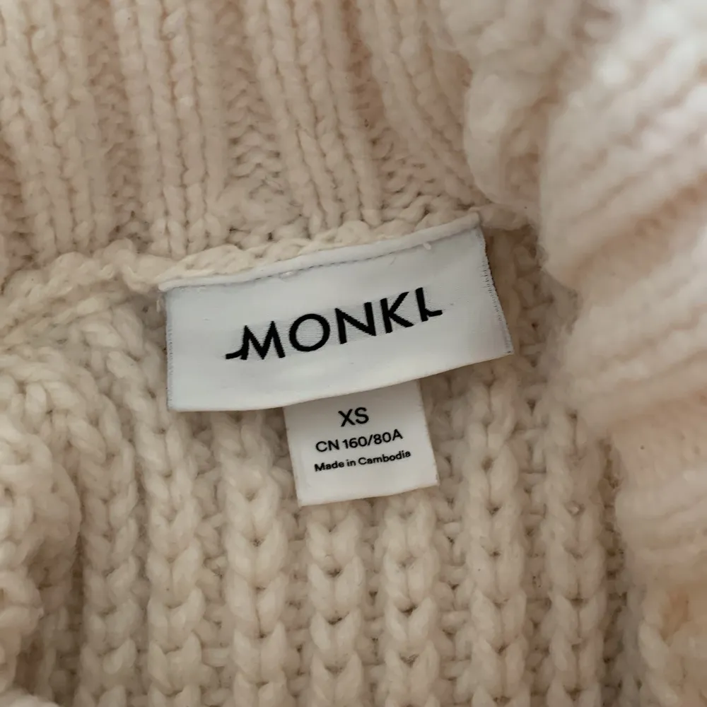 säljer denna rory Gilmore sweater pga aldrig kommit t använda. Den är storlek XS som passar mer som S-M. () ✩. Stickat.