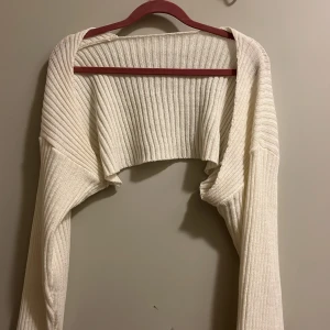 Vit trendig bolero - Säljer min jätte fina stickade bolero! Den är jätte skön och jätte fin att ha över olika linne eller klänningar. Den har bara använts 2 gång💗andra bilden är lånad💗💗