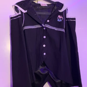 Lolita blus - En jirai-k blus från märket stars rainbow! Endast testad. Väldigt hög kvalitet och kan användas som en jacka i höst eller vår. Passar som en M/L. Spets ärmar och luva :)