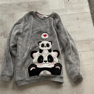 Mjukiströja - Säljer denna otroligt sköna tröjan då den tyvärr inte kommer till användning längre