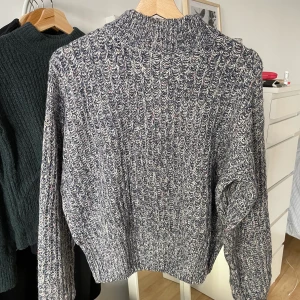 Stickad tröja - Supermjuk och skön stickad tröja från NA-KD. Storlek XS men tycker att den känns mer som en S (jag brukar ha S/M). Använd men hittar ingenting att anmärka på, fint skick!