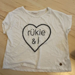 Tröja- rätt så sliten  - En tröja jag sov i när jag var yngre då materialet var/är väldigt skönt enligt mig. Men rätt så sliten. Storlek 158/164, barn. 