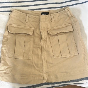 Gina Tricot kjol - Supersnygg beige sommarkjol från Gina Tricot köpt för några år sedan. Knappt använd, kanske 2-3 gånger. Säljer pga för stor! Skriv t mig för mer bilder och bilder på!💕