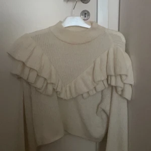 Stickad tröja storlek L - Använt tröjan 2 gånger, färgen är lite vanilj vit, den har skönt material och sticks inte 