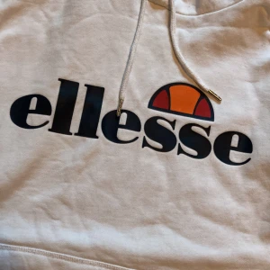 Vit Ellesse hoodie stl 38 - Jättefin ellesse hoddie, bra skick men använder inte längre! Passar både killar och tjejer