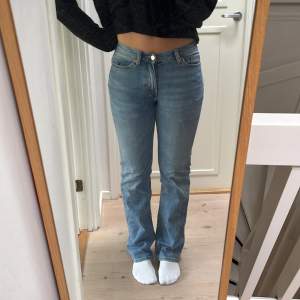 Ljusblå jeans från weekday oxå i modellen twig