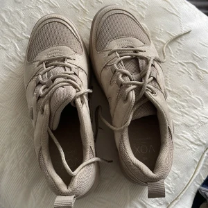 Vox vegan shoe platå  - Säljer nu mina helt nya platåskor stl 40 nypris 400kr  Säljes för 200