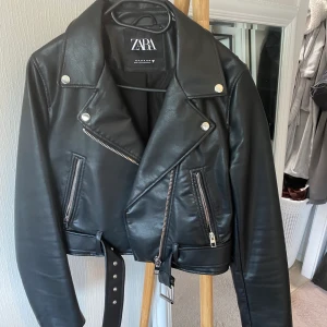Skinnjacka - Super bra jacka att ha! Har storlek M men den passar S, kan ha tjockare tröjor med jackan!