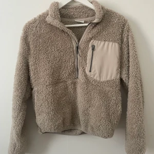 Fleecetröja ONLY  - Jättejättemysig tröja (kan även användas som ”jacka”), half zip dragkedja. Ficka vid bröstet. Använd fåtal gånger. Storlek xs. Nypris 449 kr, säljs för 100 kr + frakt🧸💕