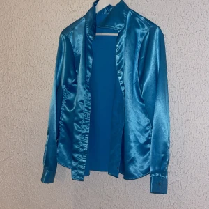 Nyskick, skjorta blå - Fräsch i nyskick, säljer den då jag inte har användning för den!🧚🏼‍♂️