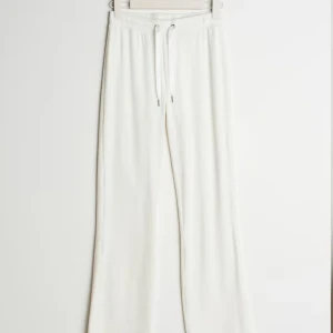 Gina tricot velourbyxor xs - Säljer dessa fina Cecilia velore byxor från gina, använt max 3 gånger. Byxan är i xs och är i ny skick 