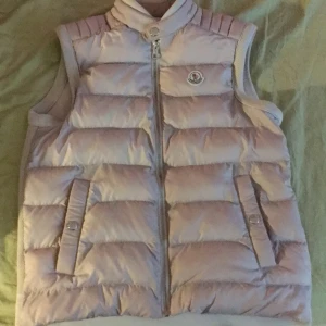 Moncler väst  - Moncler väst i storlek M. Beige med stickad baksida och dunfylld fram. 