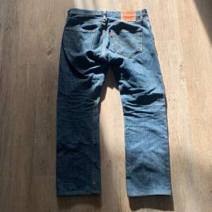 Helt nya Levis 501 mörkblåa, säljs då det va för små. Så kan gärna byta mot samma jeans fast i W34 och L33.