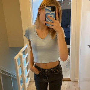 t-shirt - fin ljusblå v-ringad t-shirt :) säljer för att jag aldrig får användning av den. storlek xxs:)