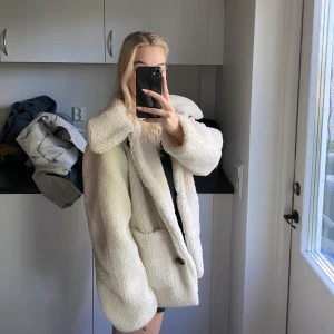 Vit teddyjacka från Zara - Säljer nu min oanvända vita Teddyjacka från Zara i strl 38, därmed inte nopprig. Extra knapp följer med vid köp, hör av er för mer info! 