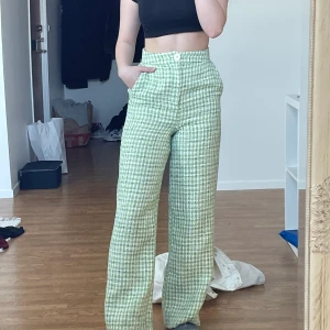 ”Picknick” byxor stl 34 - Säljer mina ÄLSKADE ”picknick” byxor från stradivarius, ganska använda men inget man lägger större märke till. Dom ser smutsiga ut längst ner vid fötterna, men det syns inte om man inte kollar noga. Kunden står för frakt 