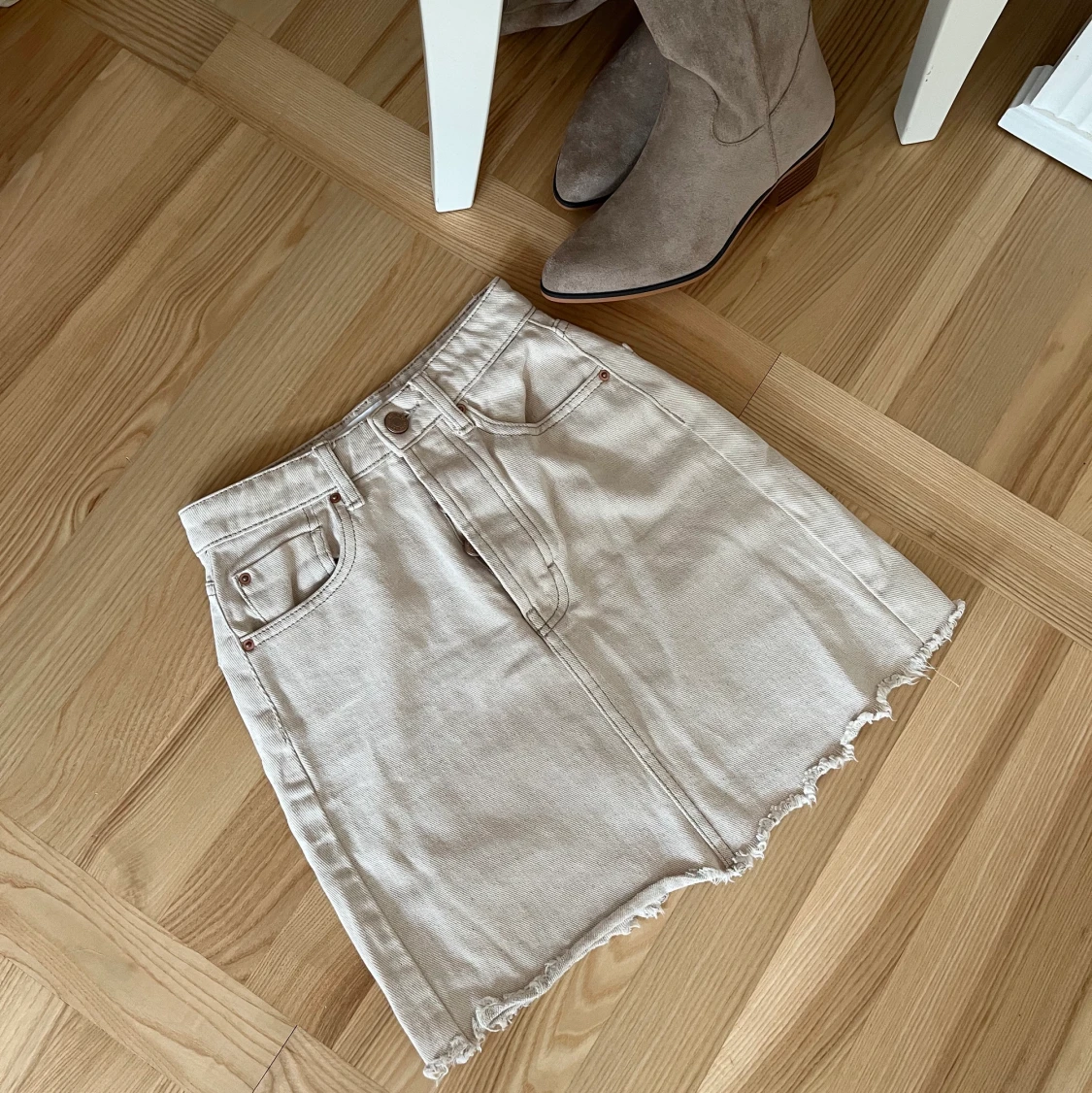 Beige jeanskjol från Stradivaruis storlek 32