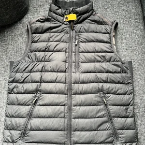 Parajumper Väst - Parajumoer väst i ett bra skicka, finns några stygn som är lite loss men annars ser allting bra ut!