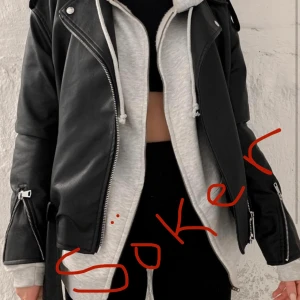 Missguided skinnjacka - Söker denna skinnjacka från missguided i storlek 42 eller 44, skicka gärna bilder med jackan på och berätta hur skicket är!!!