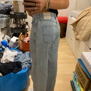 Säljer dessa knappt använda levis ribcage jeans i storlek 27 då jag tycker att dem tyvärr är lite för korta för mig (jag är 168cm).
