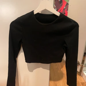 Svart tröja  - Svart långärmad tajt tröja som är ganska kort, använd flertal gånger men fortfarande bra skick! 