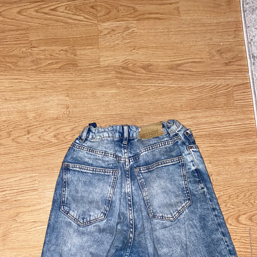 Snygga jeans byxor från Lindex, bra sick, använda få talet gången, går att göra mindre och större vid midjan.. Jeans & Byxor.