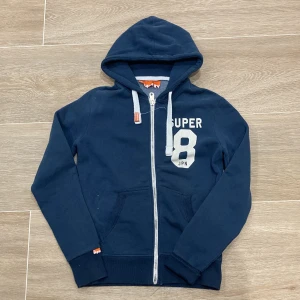 Superdry hoodie - Storlek S, tjockt bra tyg och fläckfri