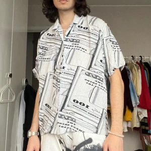Sweet Shirt Money - En skjorta från Sweet Skateboards med lite roligt tryck på.  Modellen är 178cm och har på sig storlek M. Möts i Stockholm.