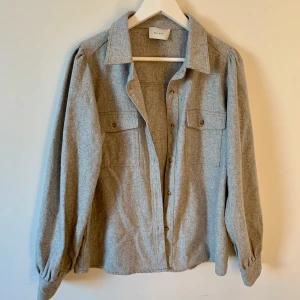 Neo noir skjorta - Superfin skjorta från Neo Noir i storlek L, sitter snyggt oversized på en S/M. Skjortan är i nyskick då jag bara har testat denna 💕