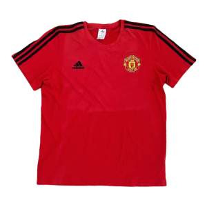 Adidas Manchester United Vintage T-shirt Unisex ❤️🖤🤍  Pris: •250kr  Stl: XL  Bredd 54cm Längd 69cm  Kontakta mig för mer info 🤩
