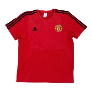 Adidas Manchester United Vintage T-shirt Unisex ❤️🖤🤍 - Adidas Manchester United Vintage T-shirt Unisex ❤️🖤🤍  Pris: •250kr  Stl: XL  Bredd 54cm Längd 69cm  Kontakta mig för mer info 🤩