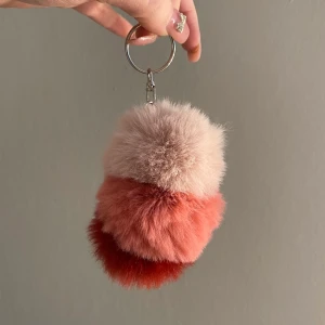 nyckelring  - tre små fluffiga bollar på en nyckelring 😊 jätte fin men den ligger bara runt hör hemma. säljer den för 60+frakt ❣️hör av dig vid intresse! 💋