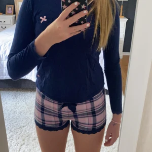 En jätte fin pyjamas  - En super fin och gullig pyjamas med shorts och en långärmad tröja, den är jätte skön men är för liten för mig tyvärr💞