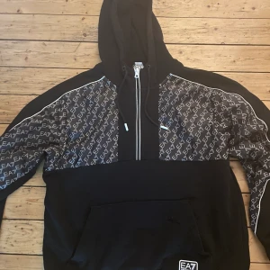 EA7 - Bra skick, inga skador skriv för mer bilder
