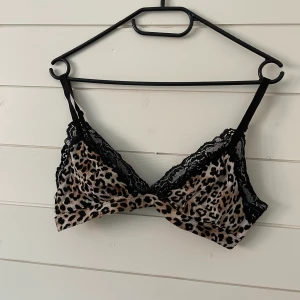 Leopard topp - Jättefin Leo topp i storlek M, helt oanvänd! Väldigt skönt material!