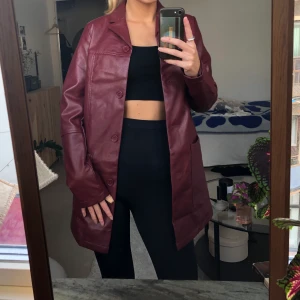 Superfin jacka, helt oanvänd strl 36 - Vinröd skinnjacka från collusion. Helt oanvänd! Köpare står för frakt. Har satt ner priset från orginalpris (709kr) 