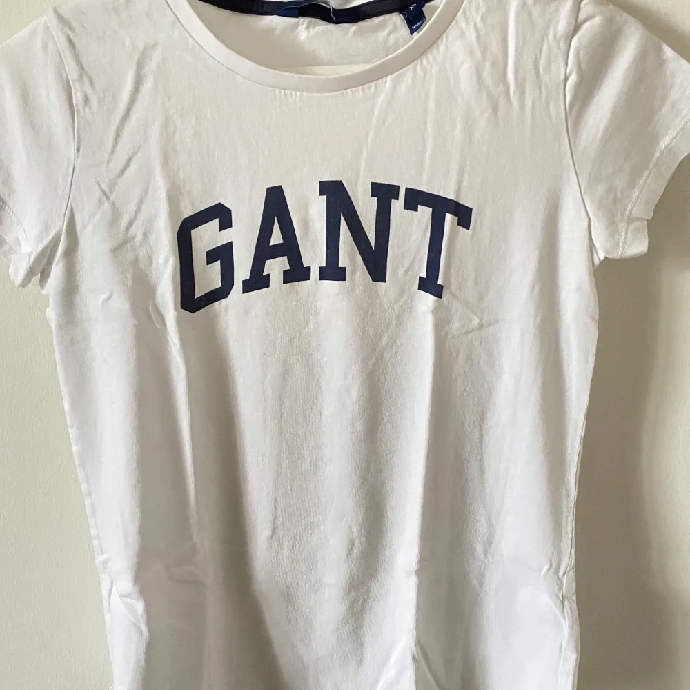 Säljer min vita gant t-shirt med blå text i storlek xs då den inte kommer till någon användning, priset kan diskuteras💓. T-shirts.