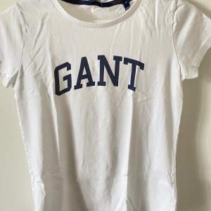 Säljer min vita gant t-shirt med blå text i storlek xs då den inte kommer till någon användning, priset kan diskuteras💓