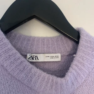 Stickad tröja - Stickad tröja från zara i nyskick. inte nopprig🫶🏽
