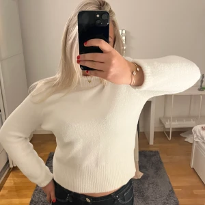 Vit stickad tröja - Oanvänd skön stickad tröja! Storlek M men passar S utmärkt!