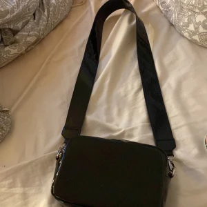 Väska  - Svart lack väska från h&m, Säljer för 80kr plus 78kr frakt 📦 