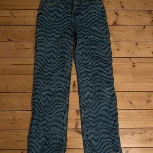 Jeans med coolt mönster  - Blåa jeans med coolt mönster från pull and bear i storlek 38. Nästan aldrig använt, i väldigt bra skick. Pris går att diskutera. 